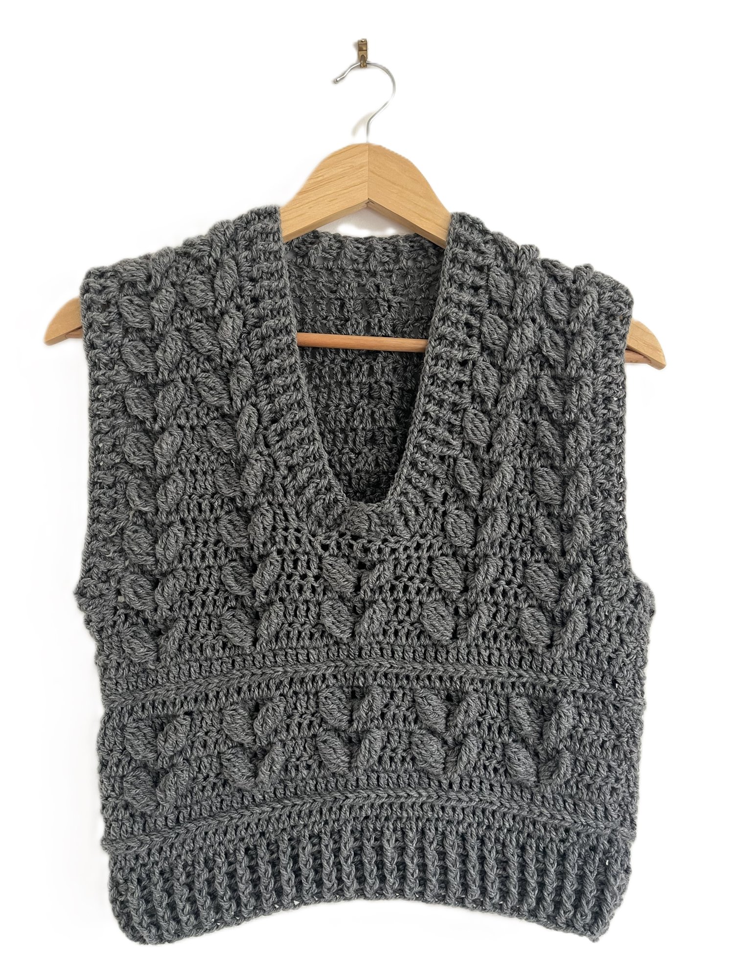 Pull sans manche, débardeur au crochet gris avec torsades