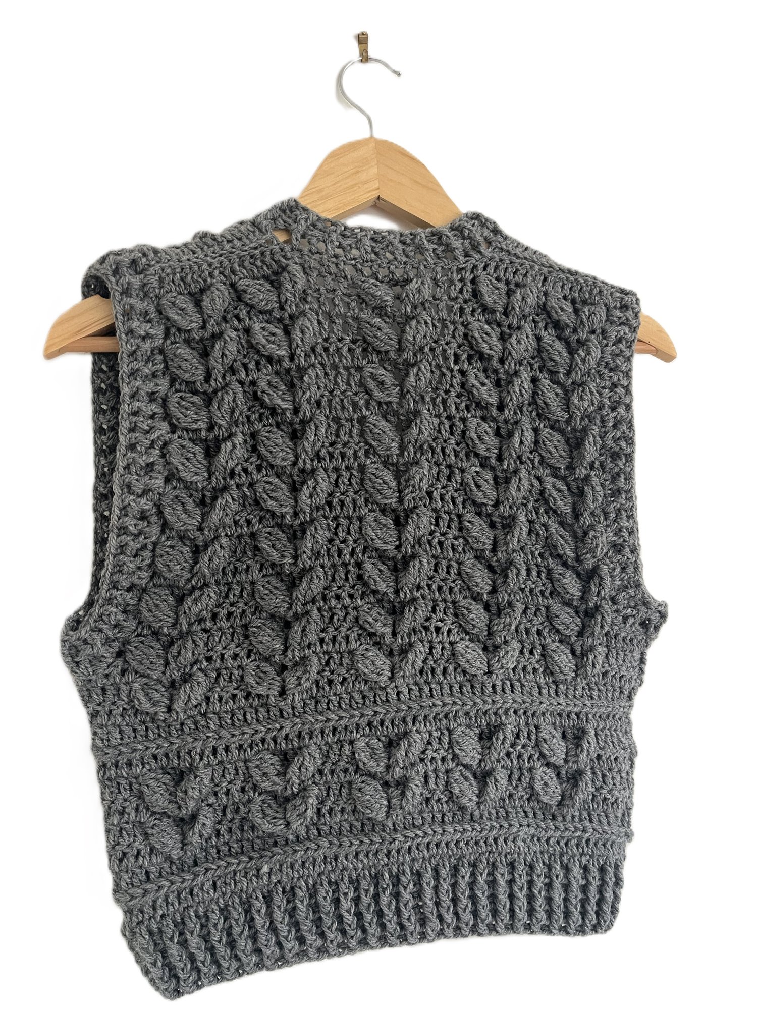 Pull sans manche, débardeur au crochet gris avec torsades