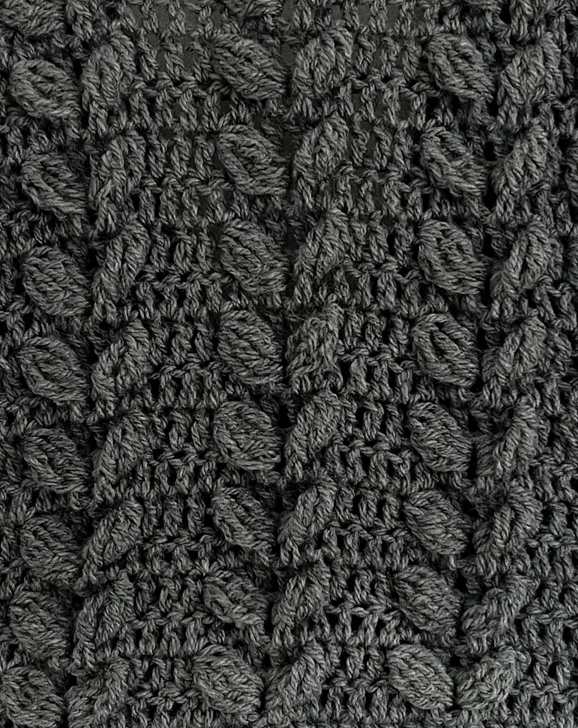Pull sans manche, débardeur au crochet gris avec torsades