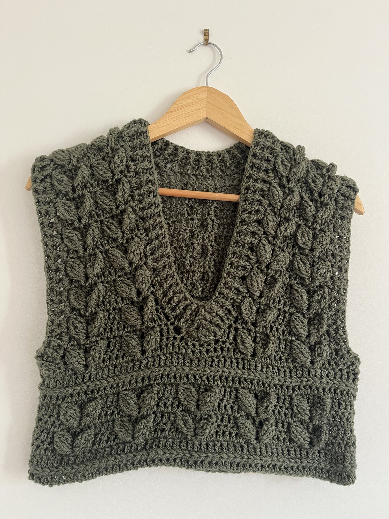 Pull sans manche, débardeur au crochet kaki avec torsades