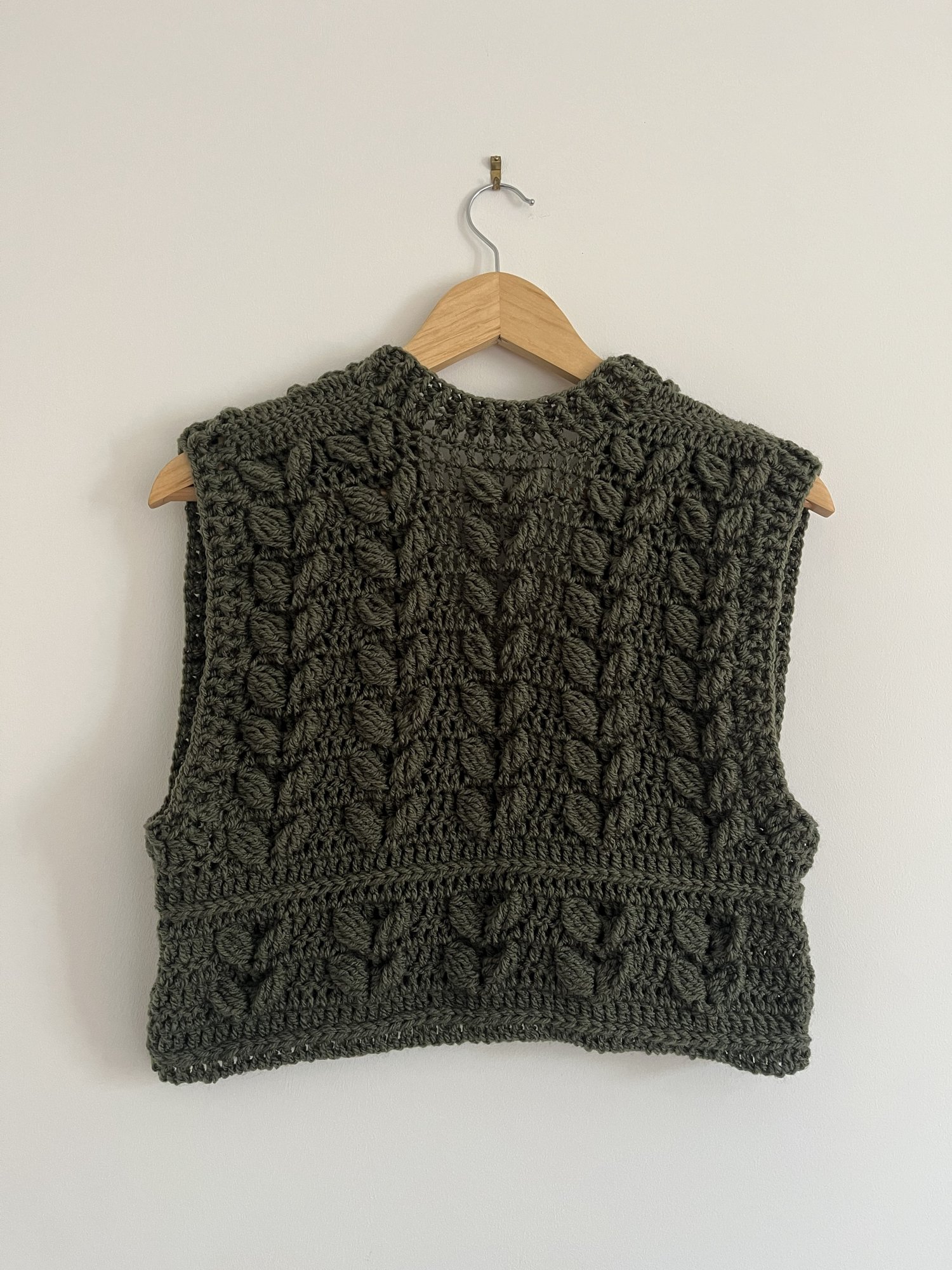 Pull sans manche, débardeur au crochet kaki avec torsades