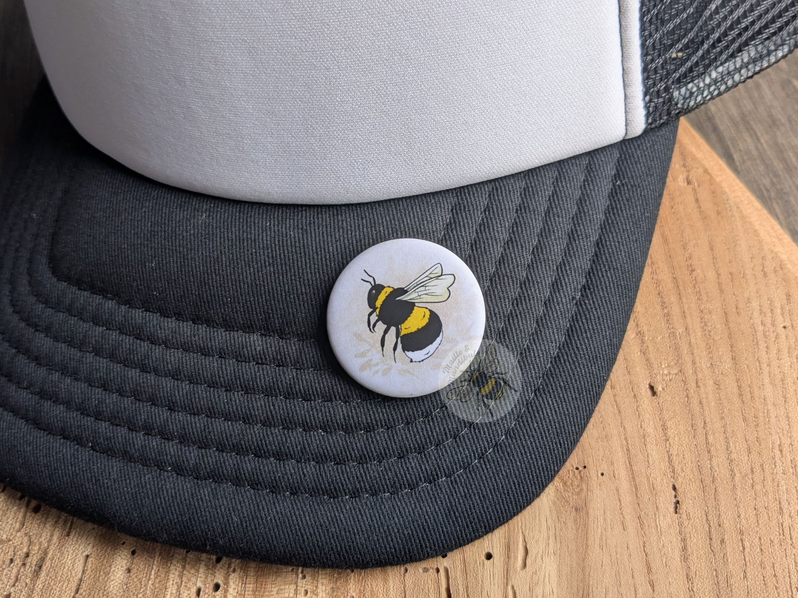 Badge Bourdon  Terrestre - Petit pollinisateur du jardin - vue de profil