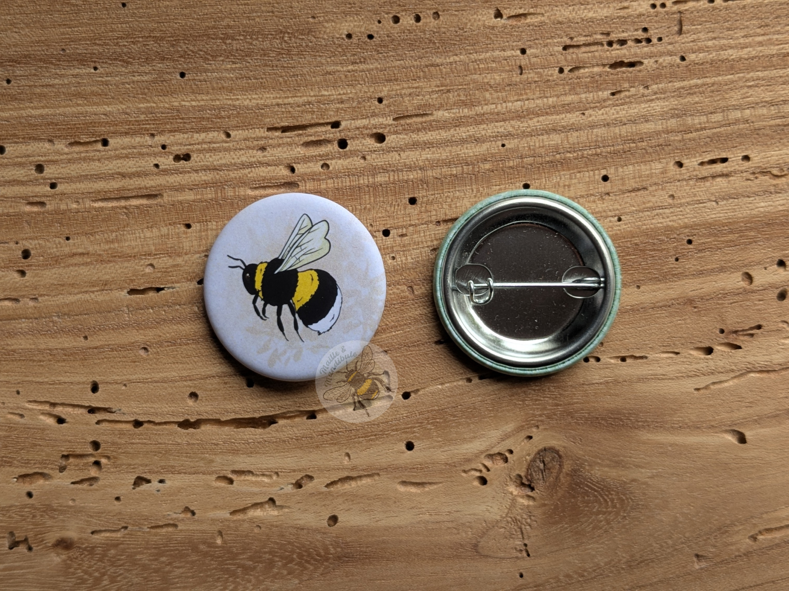 Badge Bourdon  Terrestre - Petit pollinisateur du jardin - vue de profil