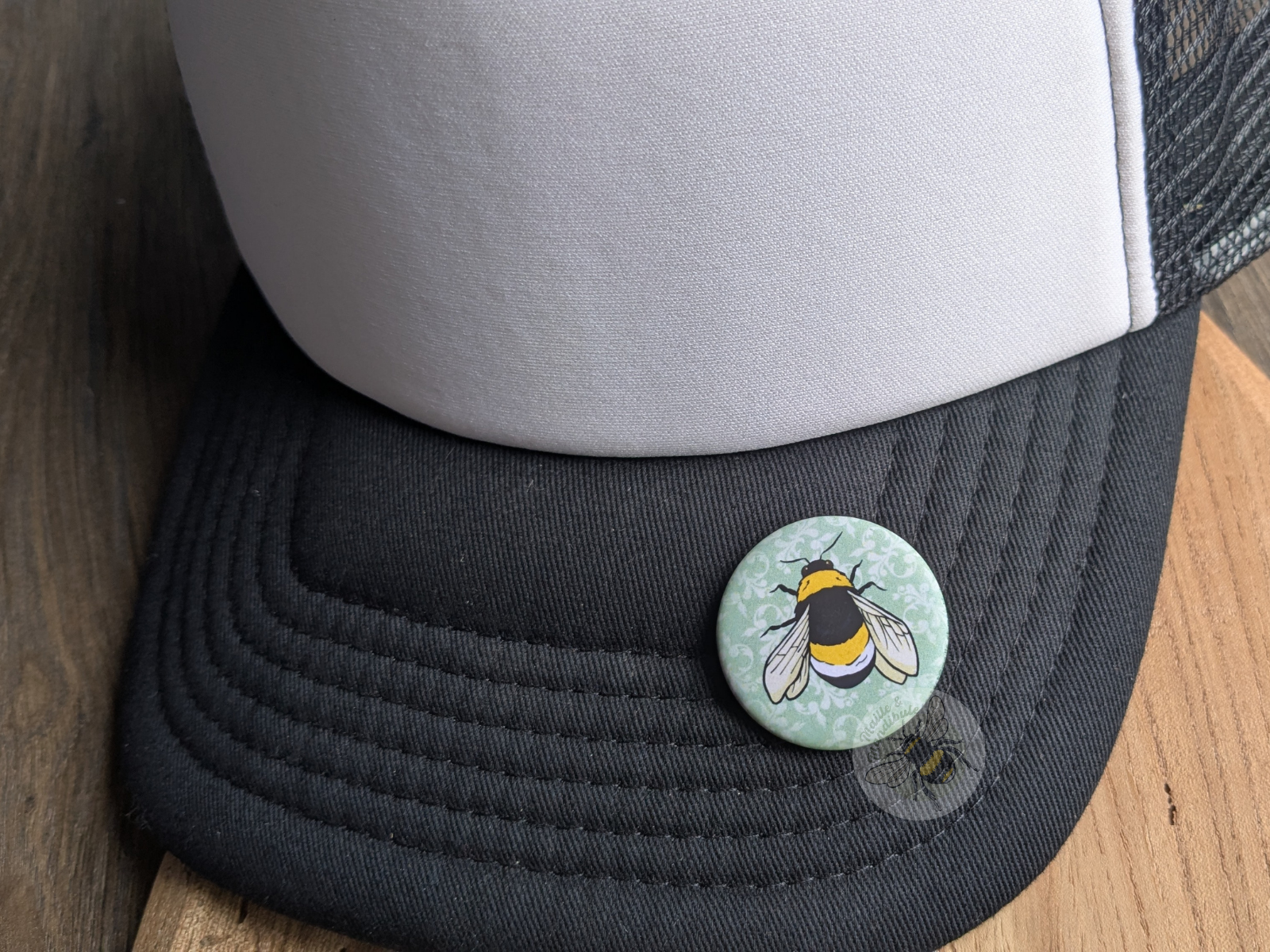 Badge Bourdon  Terrestre - Petit pollinisateur du jardin - vue du dessus