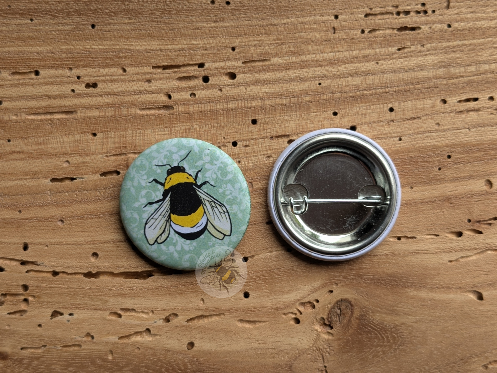 Badge Bourdon  Terrestre - Petit pollinisateur du jardin - vue du dessus