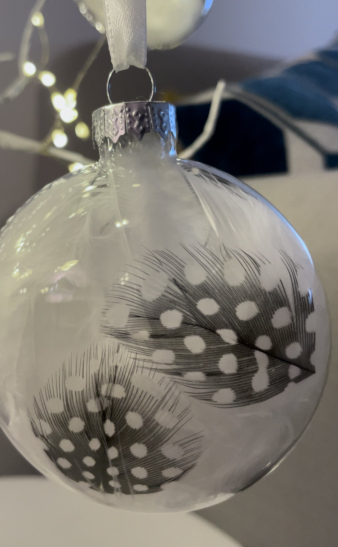 Boule de Noël plate en verre garnie de plumes