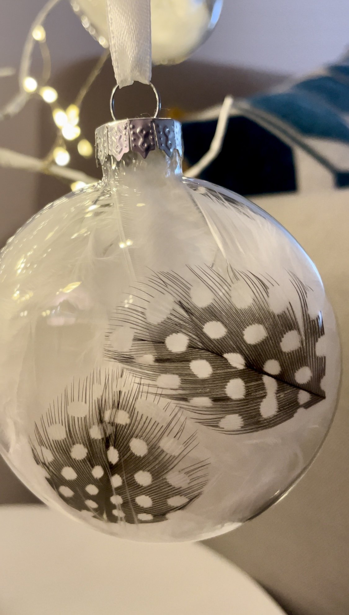Lot de 4 boules de Noël plates en verre garnies de plumes de pintade