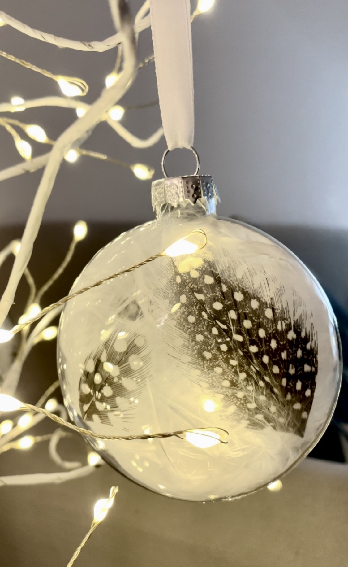 Lot de 4 boules de Noël plates en verre garnies de plumes de pintade