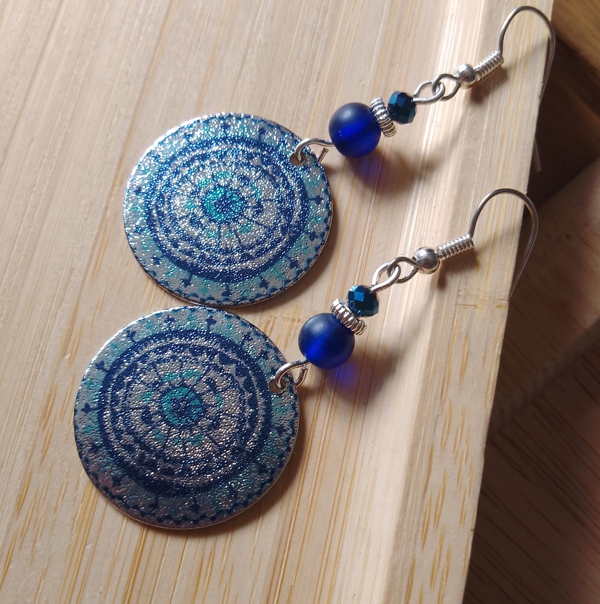 Boucles d'oreilles rondes bleu nuit et argenté