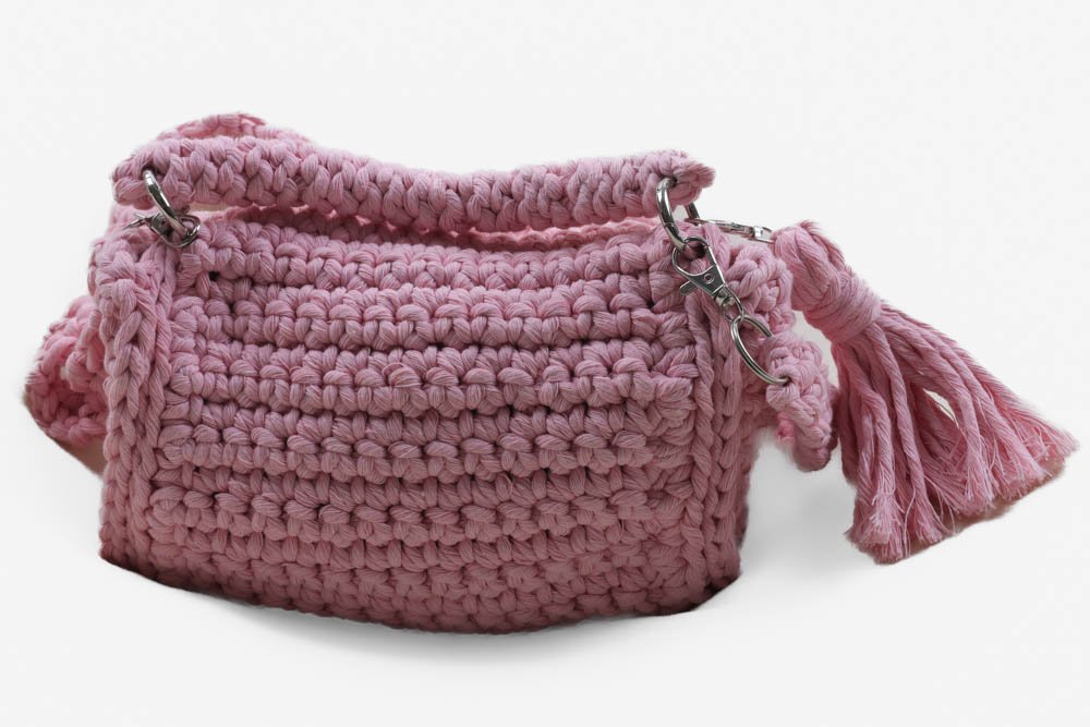 sac à main chic et tendance rose bandoulière ou porté main crochet tissé main avec pompon et bandoulière amovibles