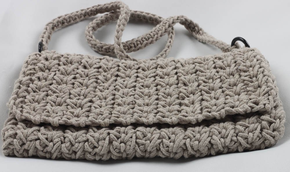 sac pochette bandoulière au crochet couleur gris mastique