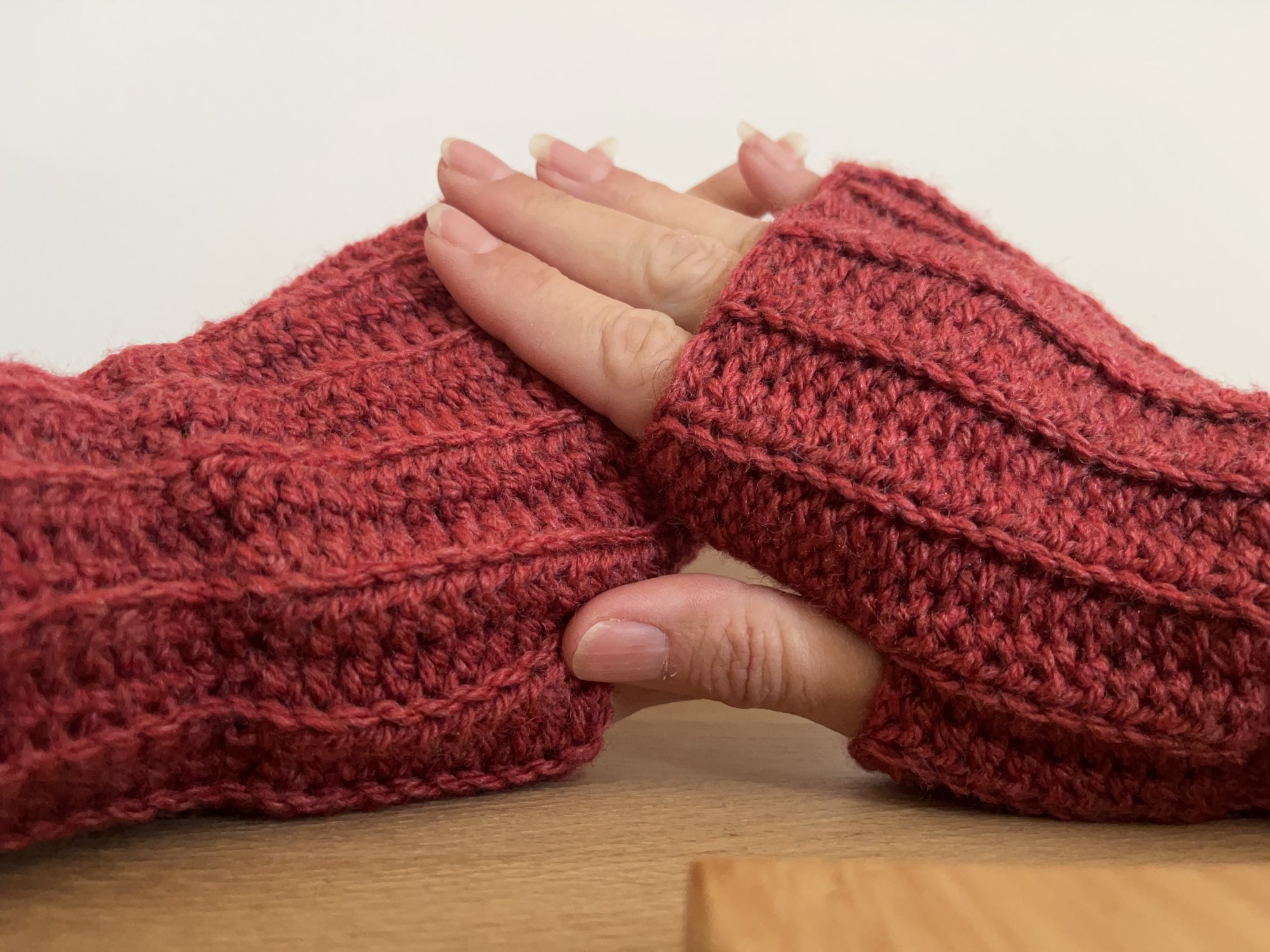 Mitaines au crochet, gants au crochet, mitaines bohème framboise