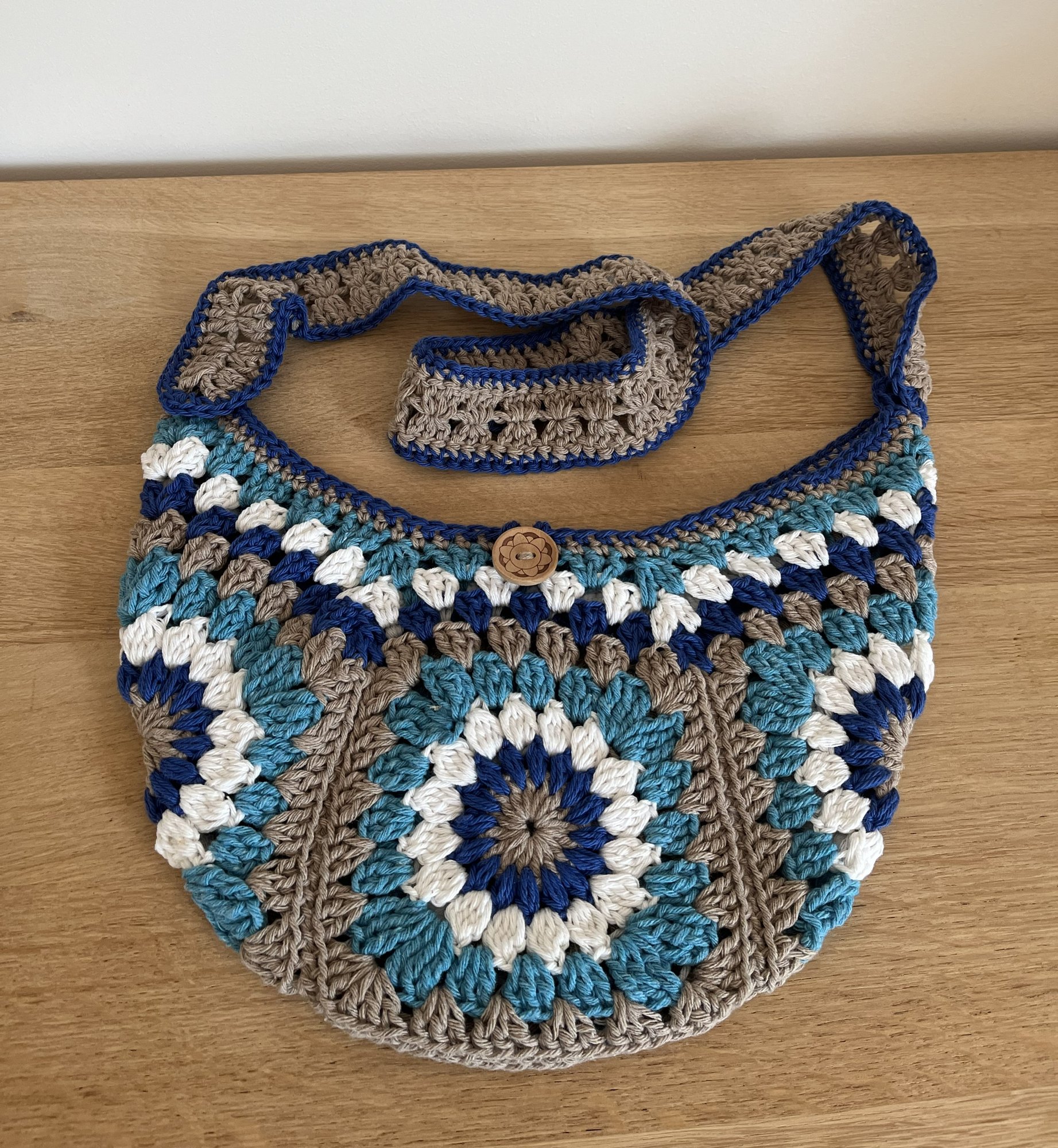 sac banane au crochet granny square style bohème dans les tons de bleu