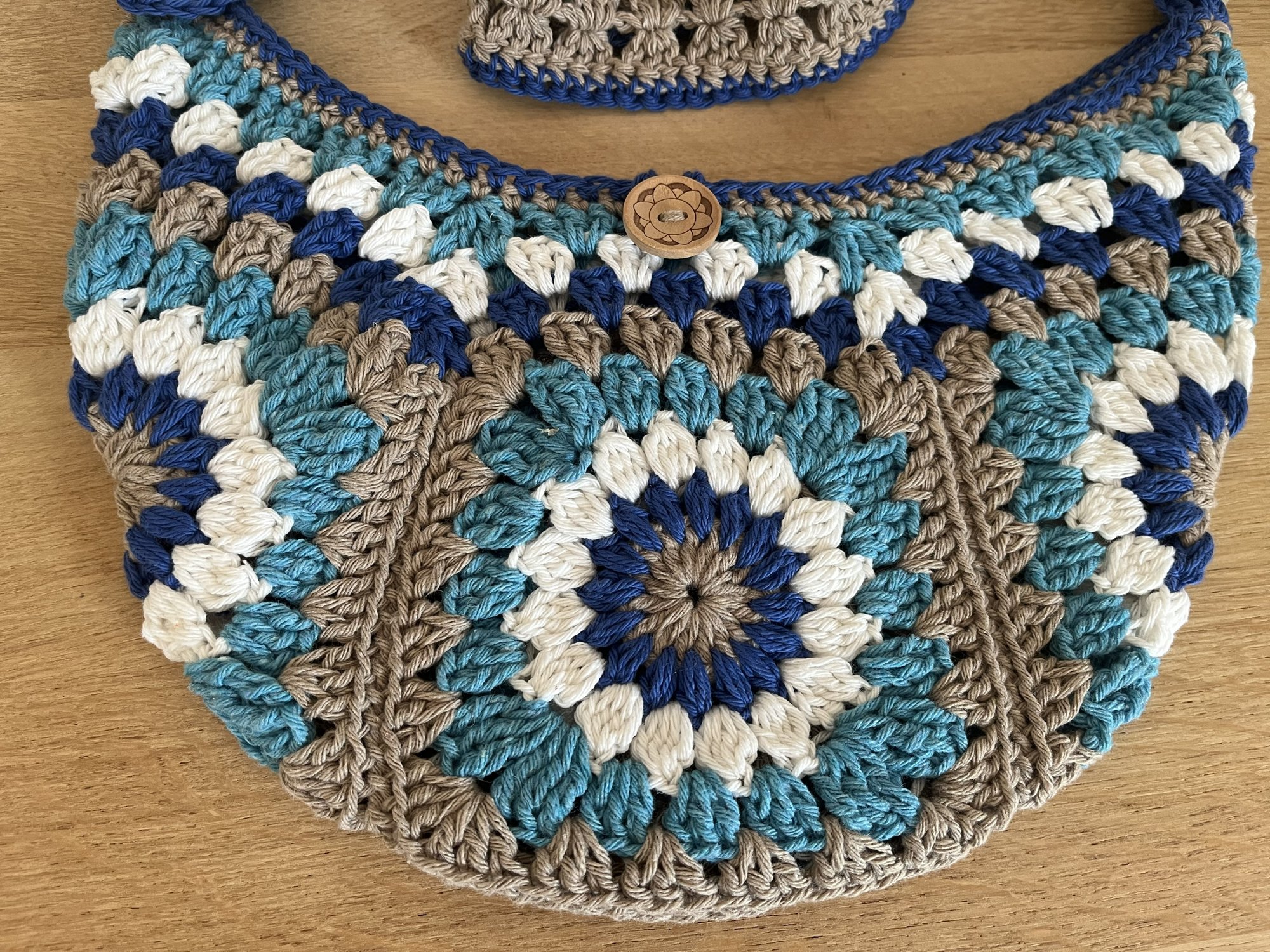 sac banane au crochet granny square style bohème dans les tons de bleu