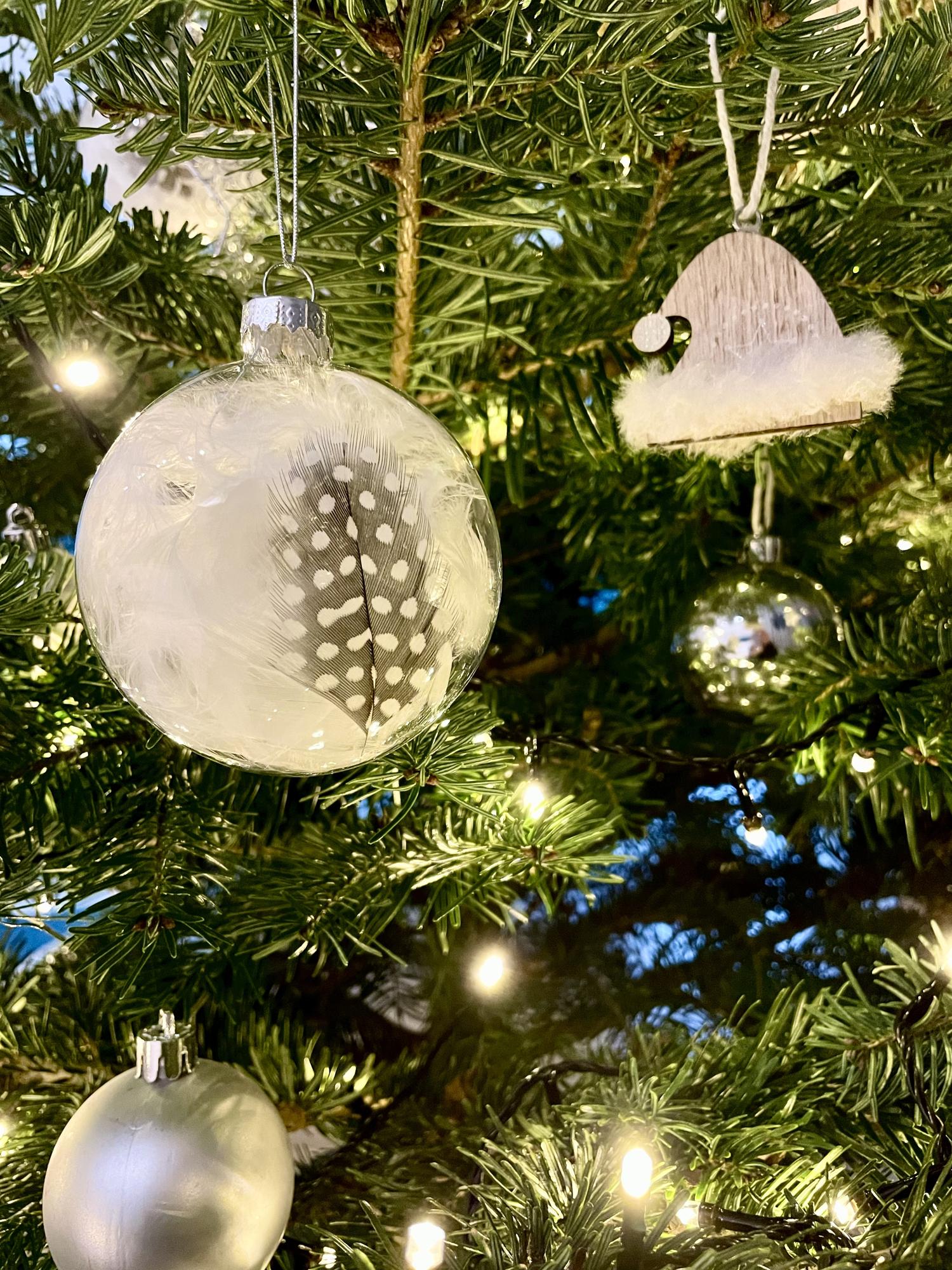 Lot de 4 boules de Noël plates en verre garnies de plumes de pintade