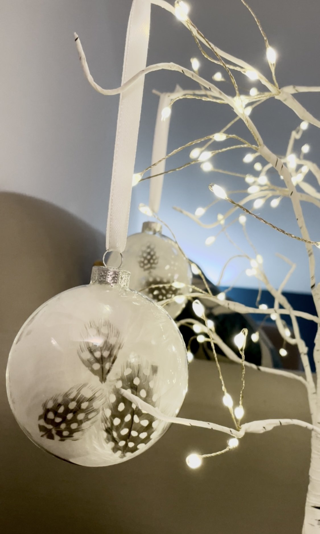Lot de 4 boules de Noël plates en verre garnies de plumes de pintade