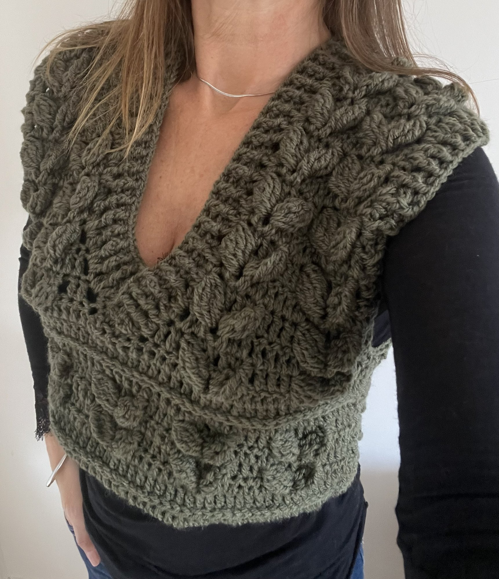 Pull sans manche, débardeur au crochet kaki avec torsades