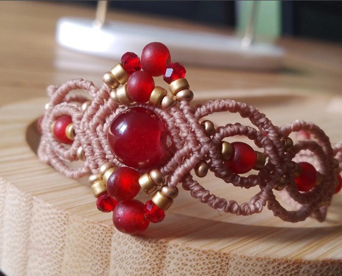 Bracelet macramé beige rouge et doré