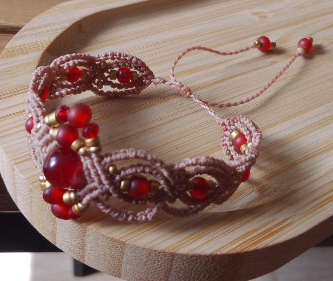 Bracelet macramé beige rouge et doré