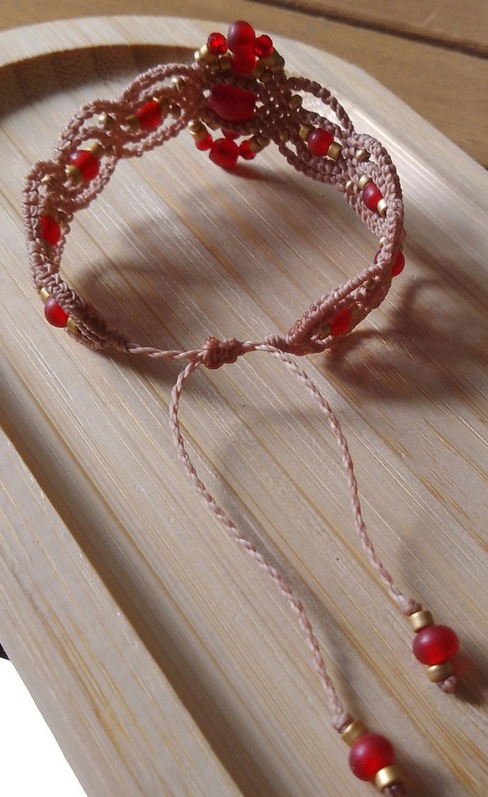 Bracelet macramé beige rouge et doré