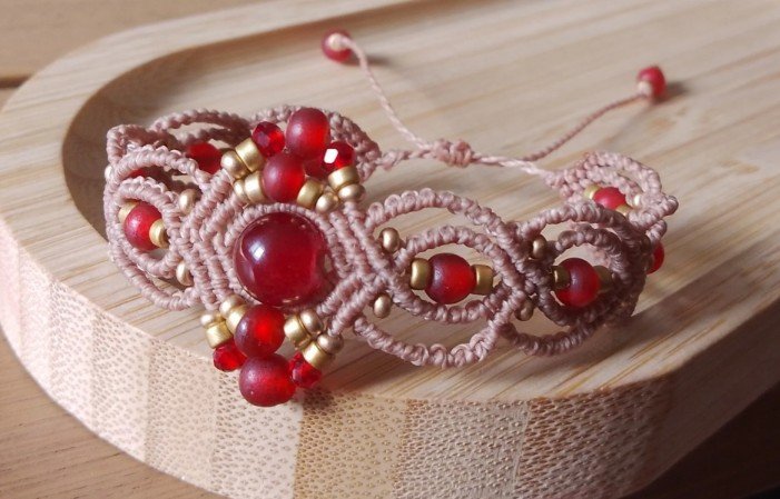 Bracelet macramé beige rouge et doré