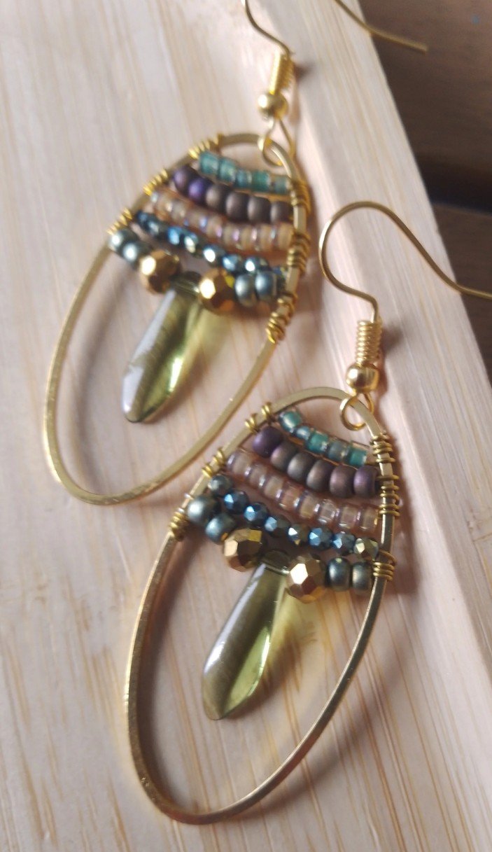 Boucles d'oreilles perlées kaki et olive