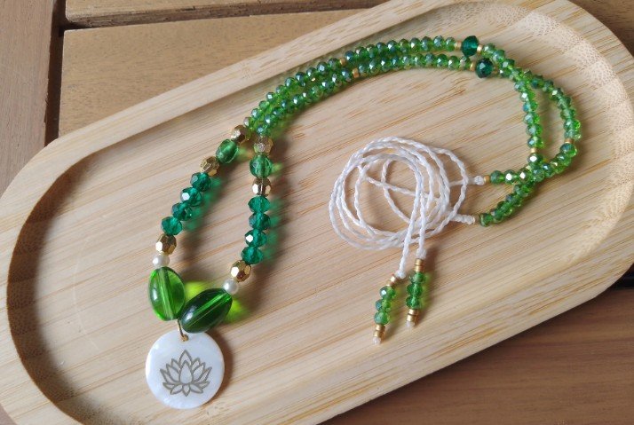 Collier lotus vert et nacré