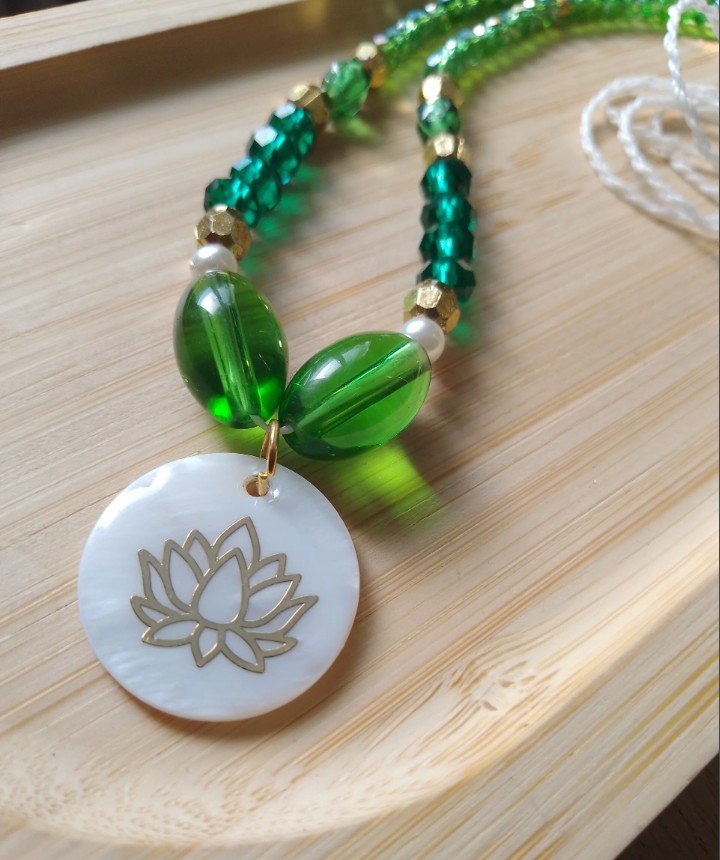 Collier lotus vert et nacré