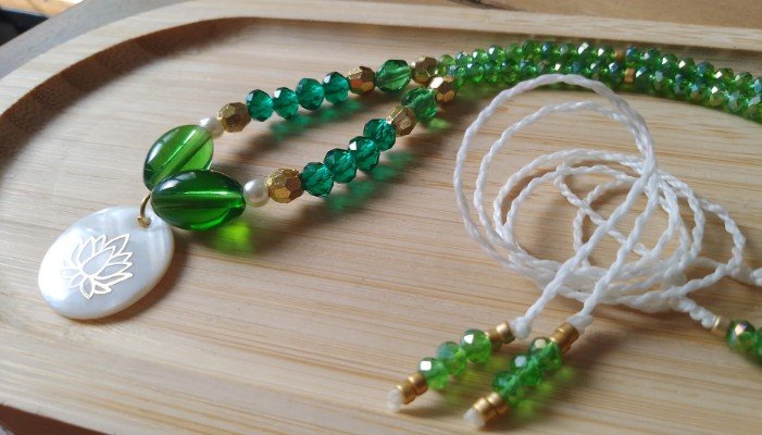 Collier lotus vert et nacré