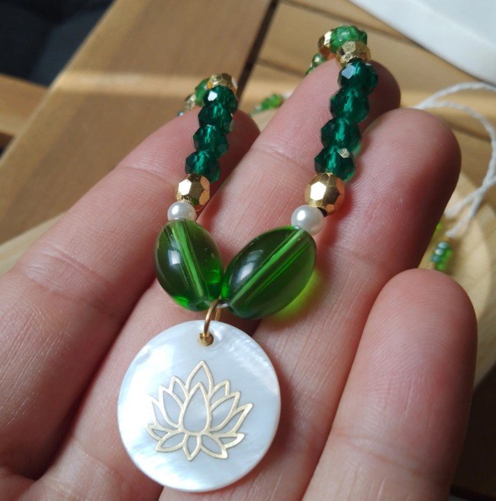 Collier lotus vert et nacré