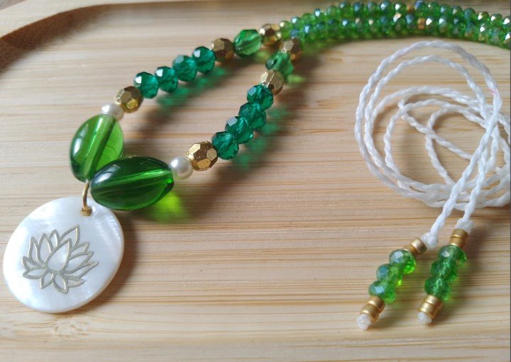 Collier lotus vert et nacré