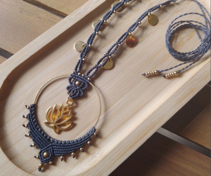 Collier en micro macramé fleur de lotus gris ardoise