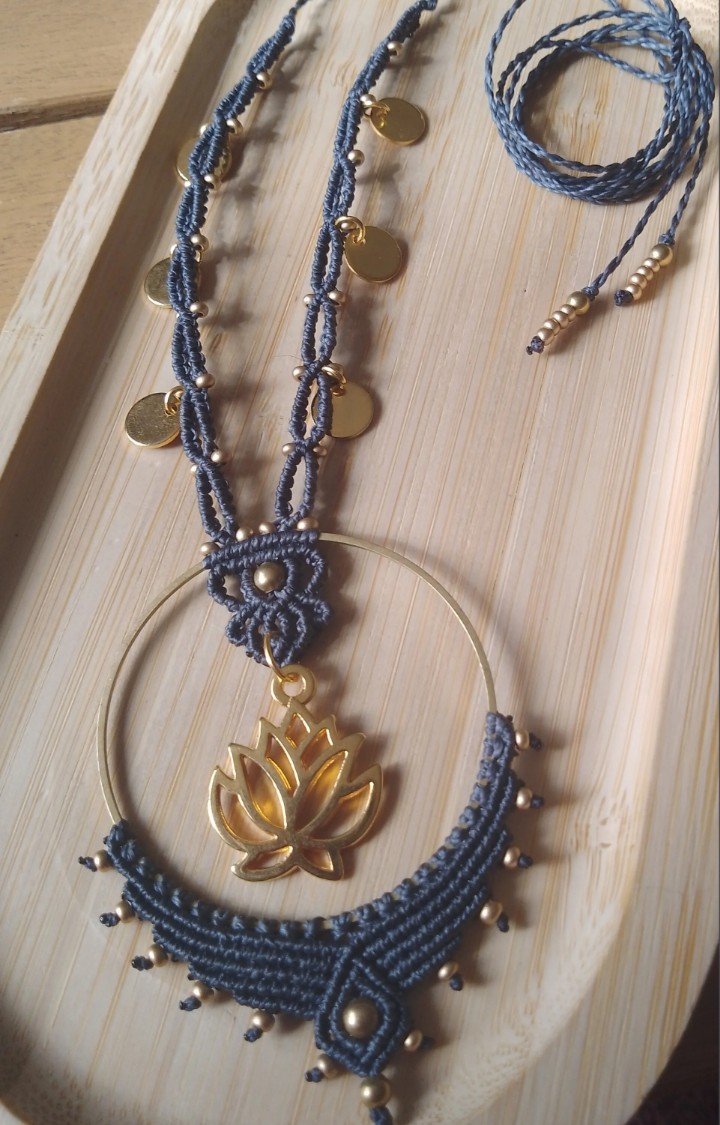 Collier en micro macramé fleur de lotus gris ardoise