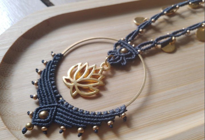 Collier en micro macramé fleur de lotus gris ardoise
