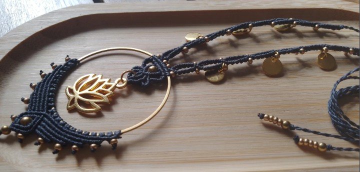 Collier en micro macramé fleur de lotus gris ardoise