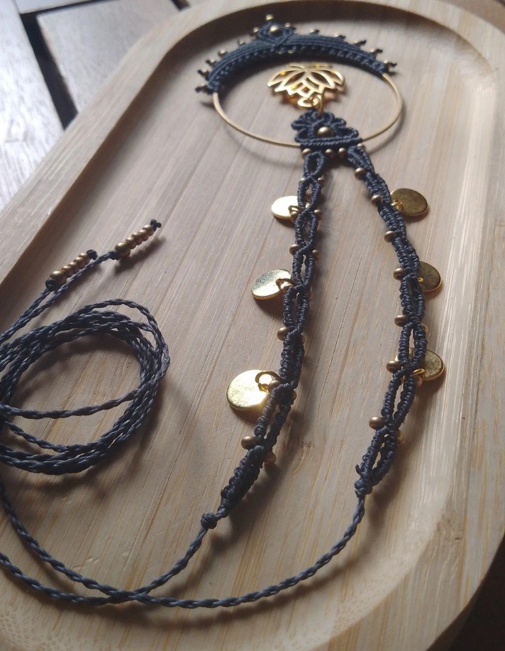 Collier en micro macramé fleur de lotus gris ardoise