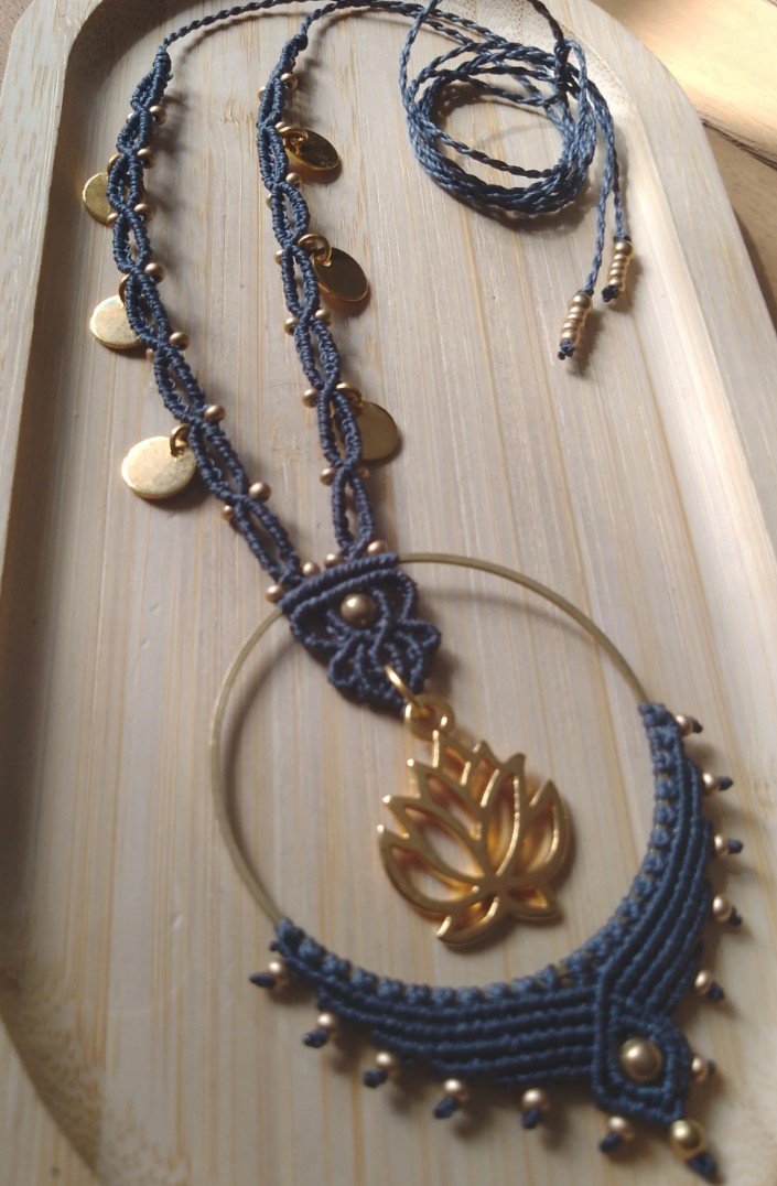 Collier en micro macramé fleur de lotus gris ardoise