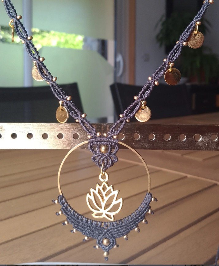 Collier en micro macramé fleur de lotus gris ardoise