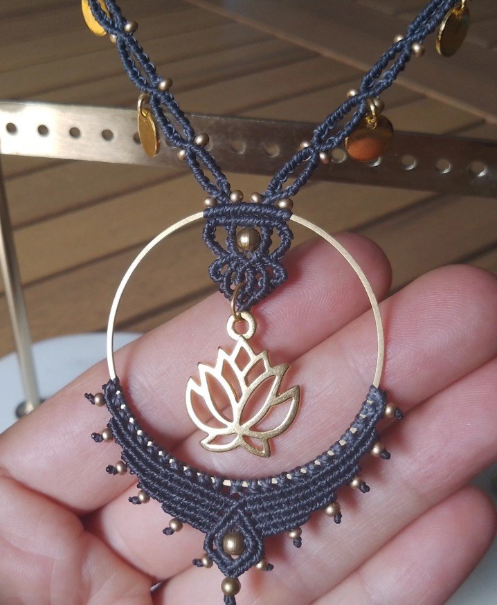 Collier en micro macramé fleur de lotus gris ardoise