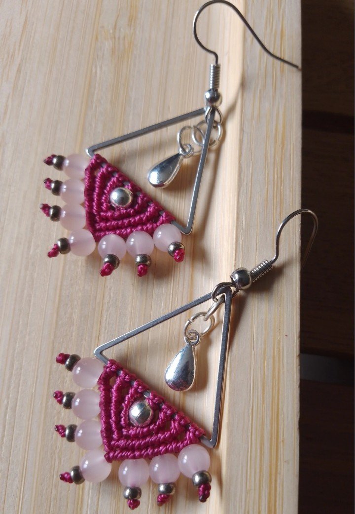 Boucles d'oreilles en micro macramé triangle rose