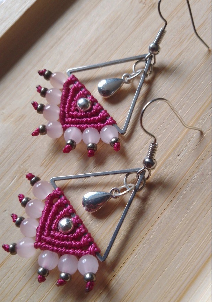 Boucles d'oreilles en micro macramé triangle rose