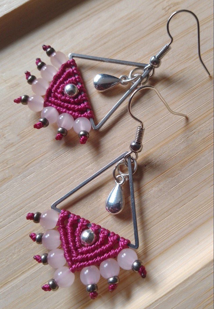 Boucles d'oreilles en micro macramé triangle rose