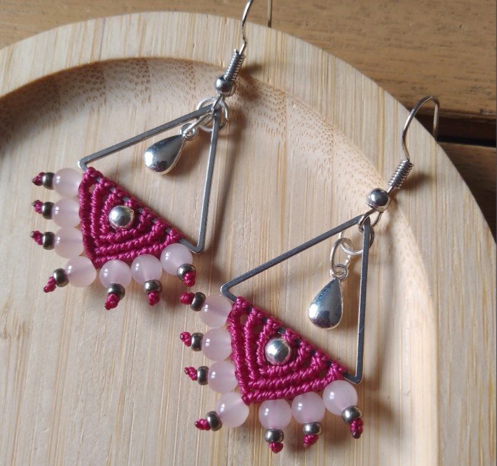 Boucles d'oreilles en micro macramé triangle rose
