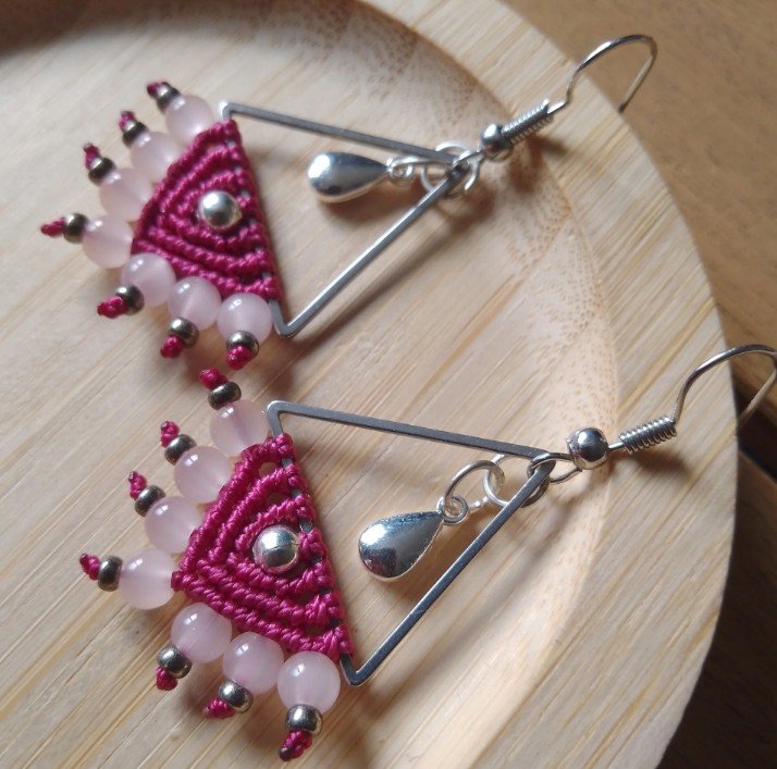Boucles d'oreilles en micro macramé triangle rose