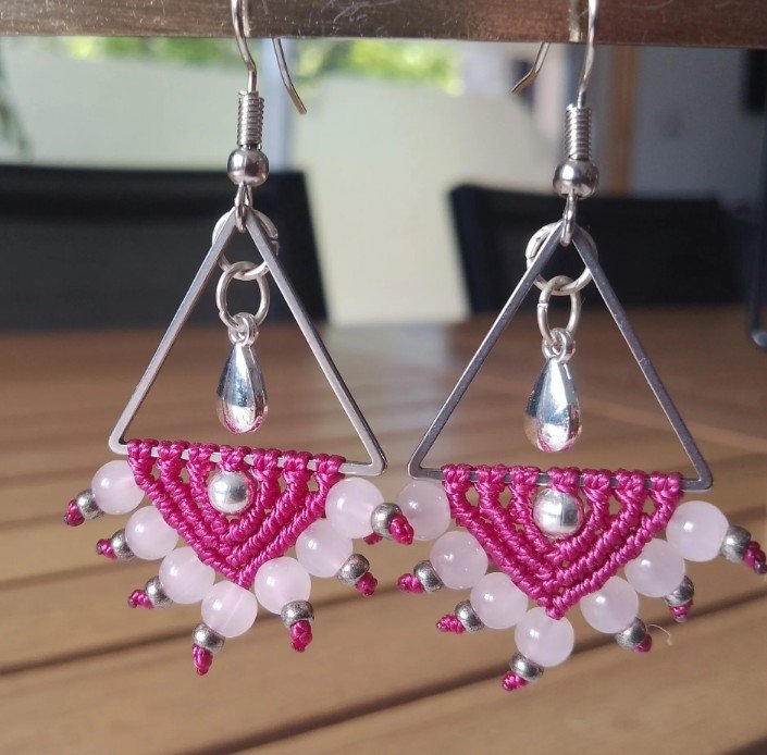 Boucles d'oreilles en micro macramé triangle rose