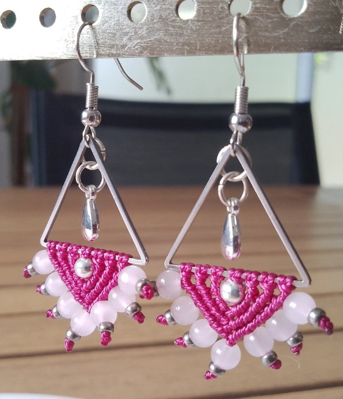Boucles d'oreilles en micro macramé triangle rose