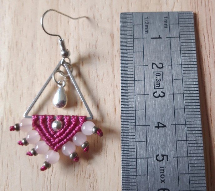 Boucles d'oreilles en micro macramé triangle rose