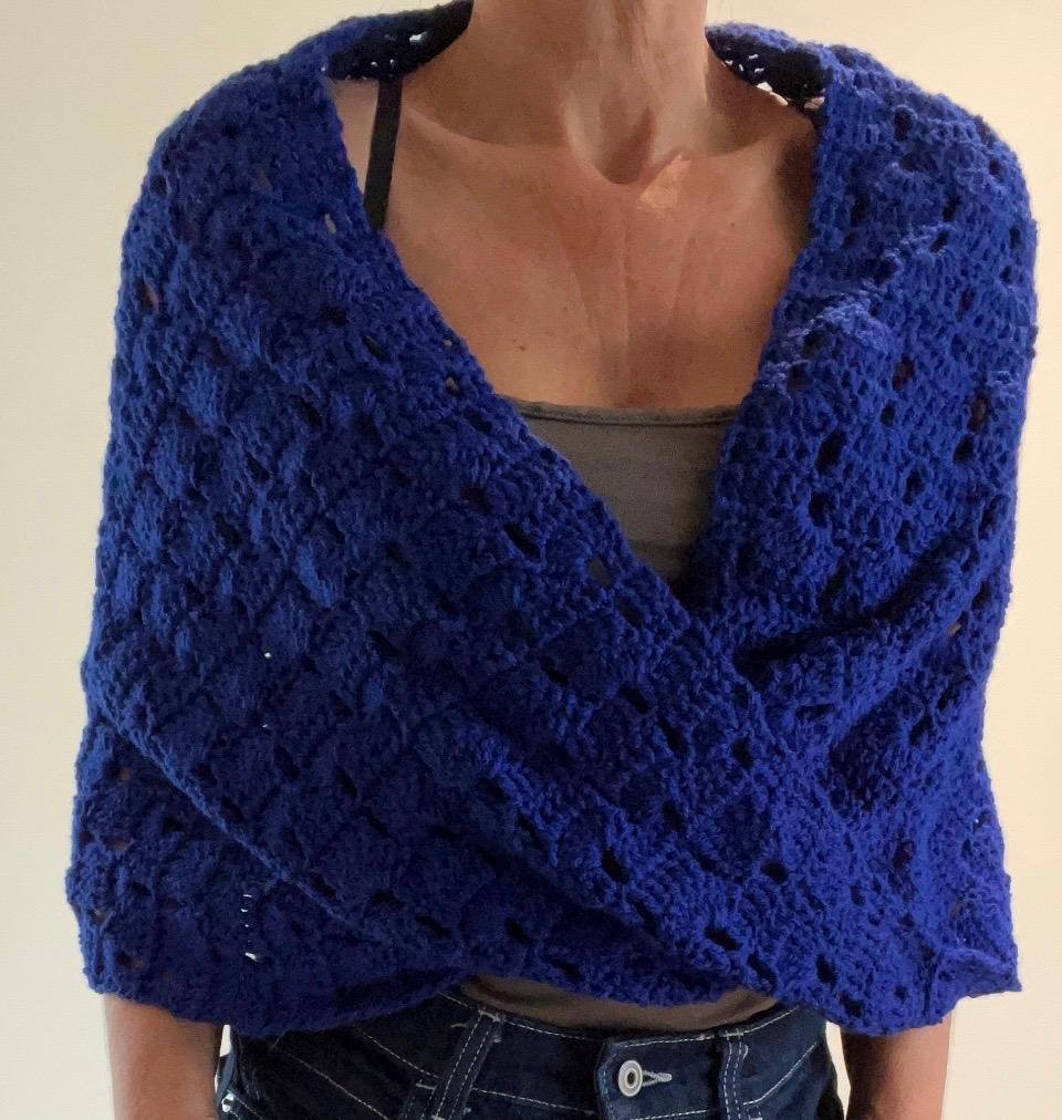 écharpe infinie pull poncho châle couvre épaules au crochet bleu indigo TU