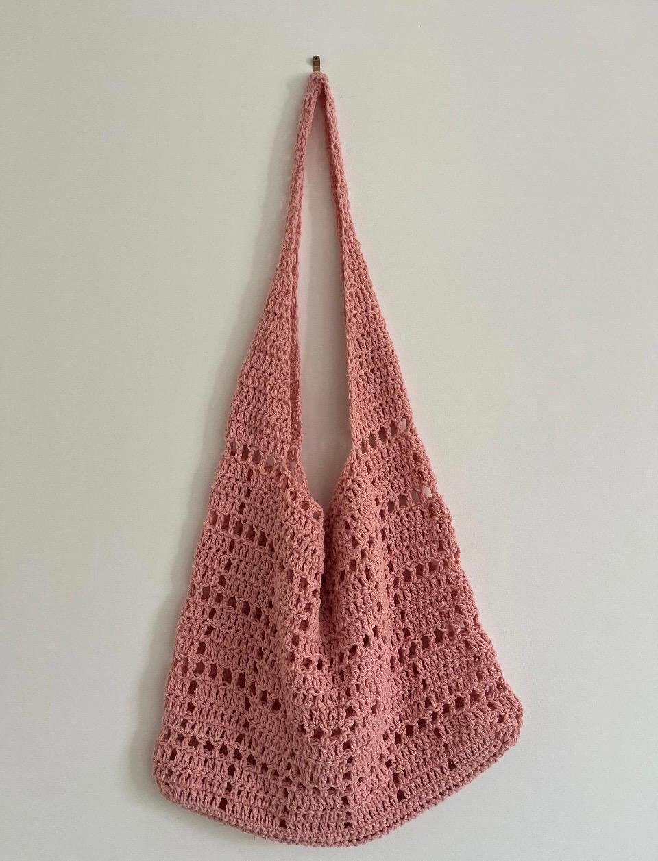 sac bandoulière rose crochet fait main idéal pour shopping, festivals, plage, vacances, sac crochet bicolore.