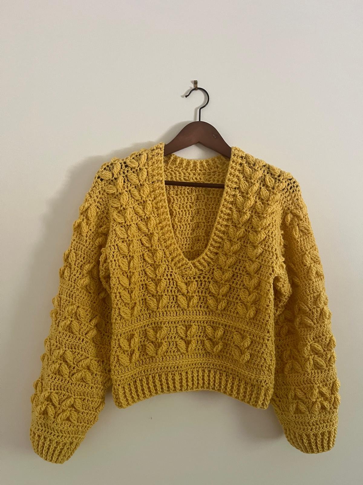 Pull femme au crochet jaune, pull fait main, pull bohème, pull col V, vêtement crochet artisanal